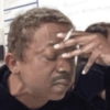Frotándose la frente
