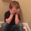 Niño tapándose la cara