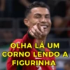 OLHA LÁ UM CORNO LENDO A FIGURINHA