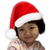 Niña Sonriente con Gorra de Santa