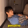 M " pensativo
