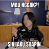 MAU NGGAK?! SINI AKU SUAPIN