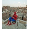 Spidey en el techo con hookah