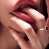 👄 Con el dedo en la boca 5👆 5