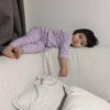Niño descansando en el sofá