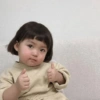 Criança Com Thumbs Up