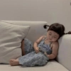 Criança Relajada com Telefone