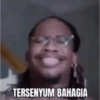 TERSENYUM BAHAGIA