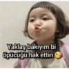 Yaklaş bakıyım bi öpücüğü hak ettin