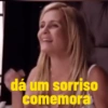 dá um sorriso
comemora