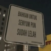 BAHKAN UNTUK
SENYUM PUN
SUDAH LELAH
SEKADARPENGAGUM
ST